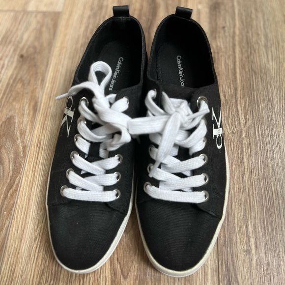 CALVIN KLEIN CK " MONNA" BLACK Signature Logo Canvas Sneakers Shoes 
SIZE:US 7.5 - Picture 1 of 3